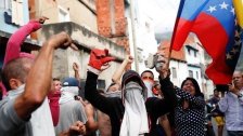 حملة احتجاجات ضد الرئيس الفنزويلي تجتاح البلاد.. سقوط قتيلين وإحراق تمثال لتشافيز ومركز للشرطة!