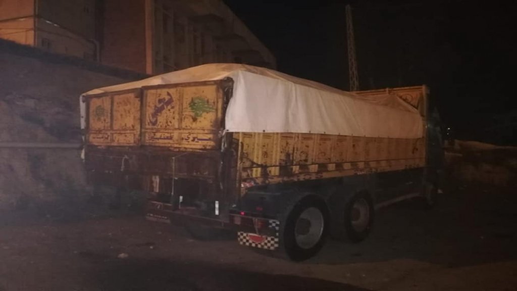 بالصور/ توقيف شاحنتين محملتين بالريش والدجاج النافق في أميون...كانتا متوجهتين لرميها في المنطقة