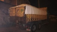 بالصور/ توقيف شاحنتين محملتين بالريش والدجاج النافق في أميون...كانتا متوجهتين لرميها في المنطقة