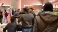 بالفيديو/ محتجون يدخلون مكتب شركة Alfa وسط بيروت
