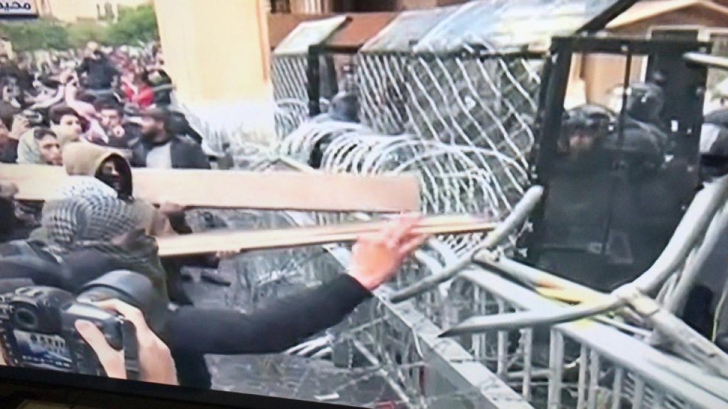 بالصور والفيديو/ محاولات لاقتحام المدخل المؤدي الى ساحة النجمة وتخطي الشريط الشائك