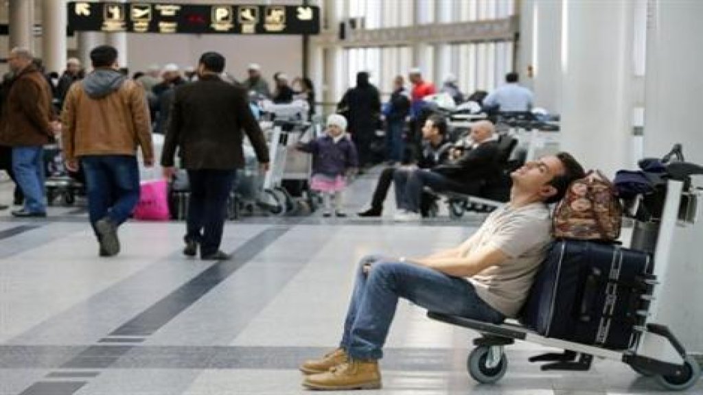 شبان لبنانيون يغادرون البلاد "من دون عودة" بعيداً عن اقتصاد متهالك...العدد وصل في 2019 الى ما يزيد عن 61 ألف والزيادة بنسبة 42%!
