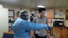 بالفيديو/ هكذا تم الكشف على طاقم الباخرة الصينية ووزير الصحة يطمئن أن لا إصابات بكورونا