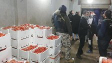 بالفيديو/ مداهمة داخل سوق خضار قبة شمرا من قبل الجمارك والجيش والمعلومات بمؤازرة "ثوار العبدة" ومصادرة كمية كبيرة من الخضار المهربة