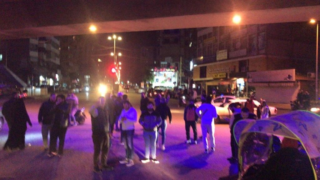 بالفيديو/  بدء تجمع تحت جسر المشرفية احتجاجاً على قرار إضراب الأفران.."بدنا ناكل بدنا نعيش"