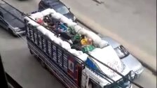 بعد تداول فيديو لشاحنة تجول على طريق زغرتا محملة بأكياس وفي وسط صندوقها عدة أشخاص مخبئين...قوى الأمن توقفها بأقل من ساعة!