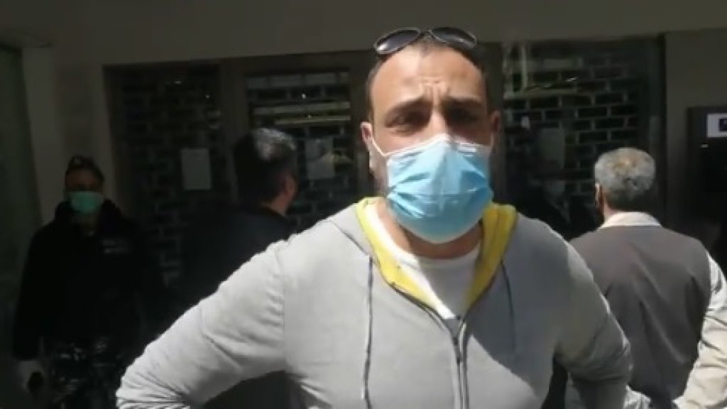 بالفيديو/ الممثل عبدو شاهين من امام أحد البنوك: "من الصبح صرلنا منبرم ع كل البنوك وما حدا عم يستقبلنا لحتى نصرف شيك لحملة للمساعدات الانسانية"