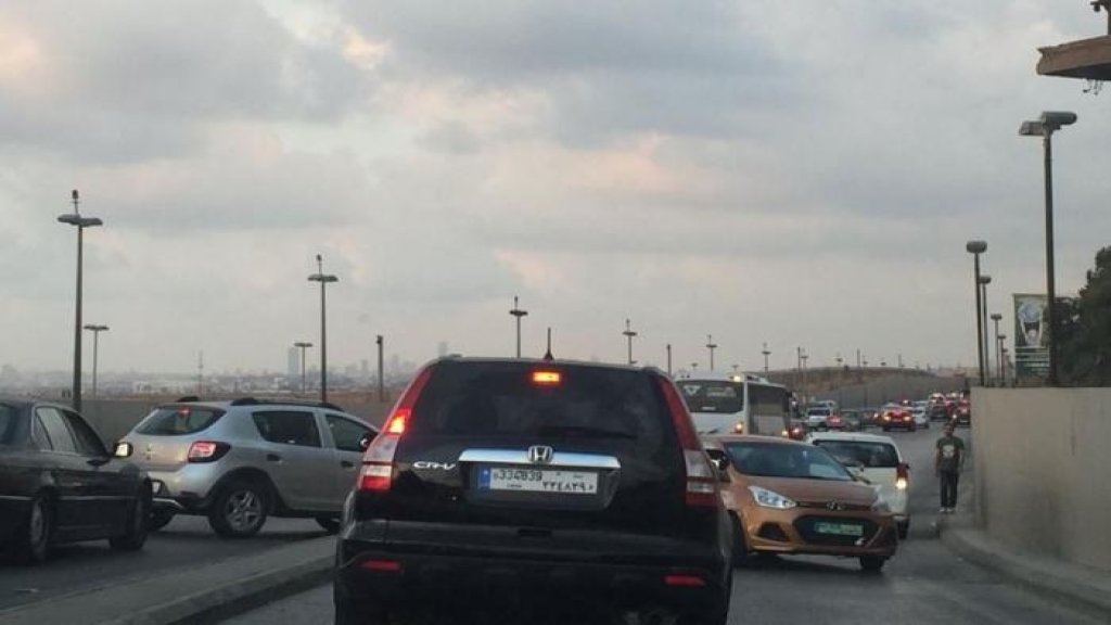 بسبب وجود "عجل شارد"  على طريق الانفاق... التحكم المروري تطلب من السائقين سلوك طريق الاوزاعي او الشويفات 