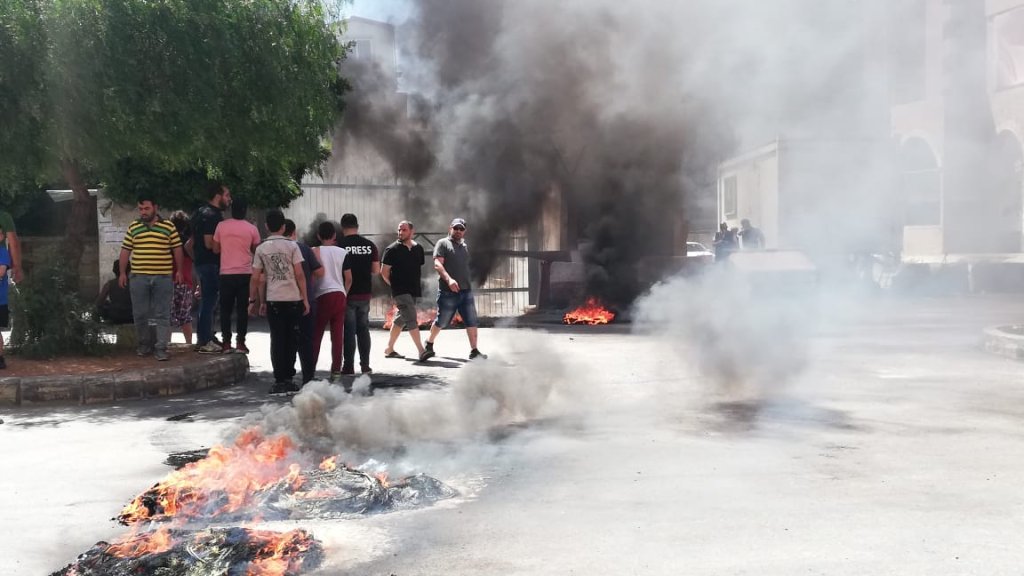 محتجون قطعوا بولفار فؤاد شهاب و مسارب ساحة عبدالحميد كرامي في طرابلس