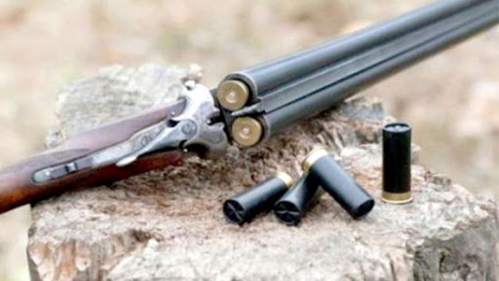 طلق ناري من بندقية صيد يصيب إبنة الـ14 عاماً في قبيع..."الحادثة وقعت أثناء حمل المواطنة البندقية وقد أصيبت في بطنها"!