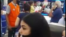 بالفيديو/ خلاف على كيس حليب في سوبرماركت.. زبون وضع كيسي حليب على الصندوق في حين ان يسمح له بواحد فقط: بدي طعمي عيلتي