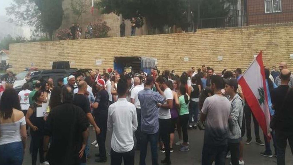 محتجون لا يزالون معتصمين امام سراي عاليه احتجاجاً على الاوضاع المعيشي وانتشار للقوى الامنية والجيش الذي يفصل بين المحتجين ومناصرين للحزب التقدمي الاشتراكي (الجديد)