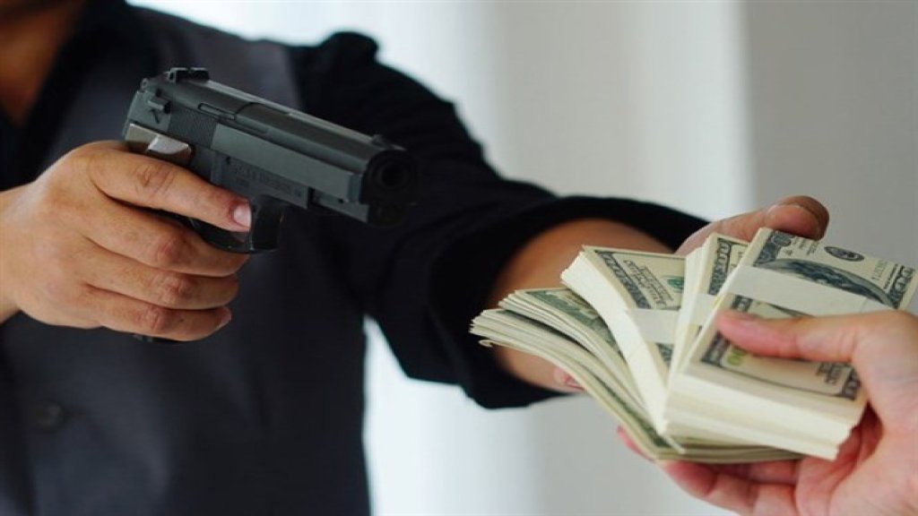 مواطن تعرض لعملية سلب بقوة السلاح في منطقة الزاهرية في طرابلس وسط النهار.."3 شبان هددوه بسكين وسلاح وسلبوه ملبغ 3 ملايين  و900 ألف ليرة"!