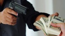 مواطن تعرض لعملية سلب بقوة السلاح في منطقة الزاهرية في طرابلس وسط النهار.."3 شبان هددوه بسكين وسلاح وسلبوه ملبغ 3 ملايين  و900 ألف ليرة"!