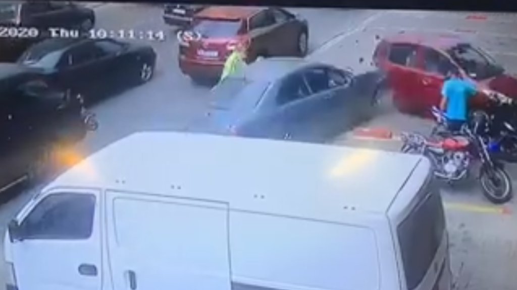 بالفيديو/ العناية الإلهية تتدخل لإنقاذ شاب من الموت المحتم بسبب حادث سير بعد ابتعاده عن المكان بفارق ثوانٍ معدودة في مار مخايل - بيروت!