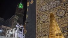 لأول مرة حواجز حول الكعبة المشرفة لمنع الحجاج من اللمس تفادياً لانتشار فيروس كورونا في موسم الحج