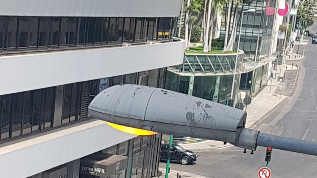 ظواهر لا تحصل الا في لبنان...إضاءة الطرقات في عز النهار في بيروت!