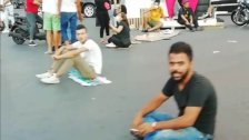 محتجون افترشوا مسارب ساحة عبد الحميد كرامي بعد ان قطعوها احتجاجا على تردي الأوضاع المعيشية
