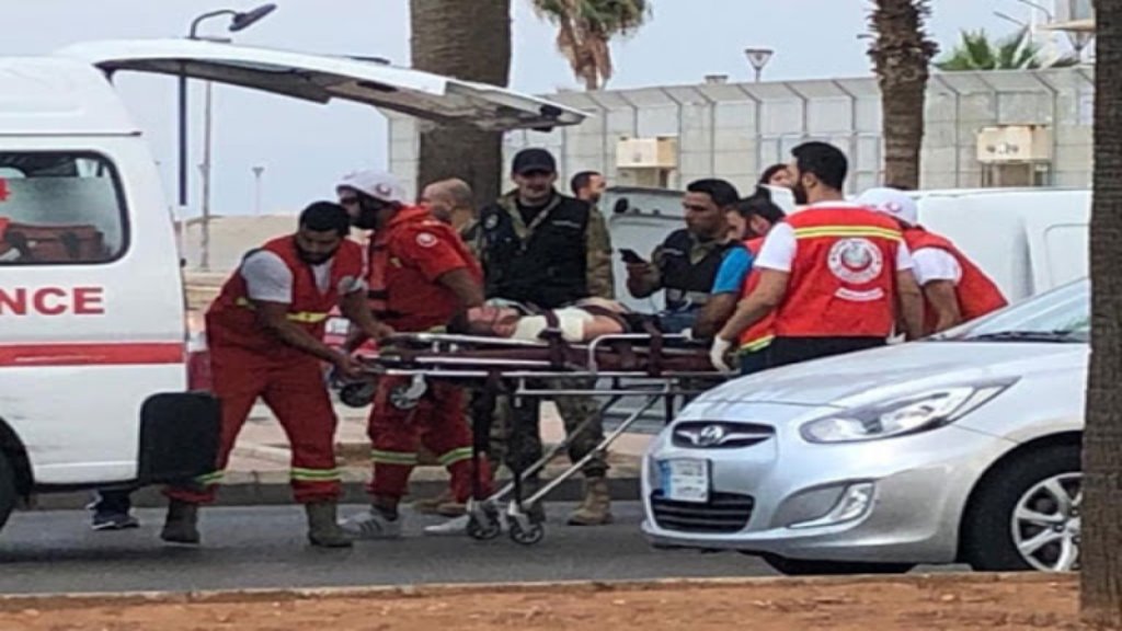 إنقاذ مواطن من الغرق في بحر صيدا...انتُشل من المياه وهو غائب عن الوعي وقلبه متوقف لكن فرق الإسعاف قدمت له الإسعافات اللازمة