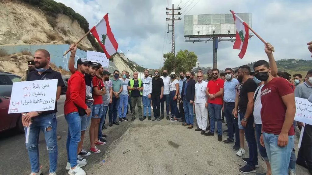 وقفة لمواطنين من مناطق شمالية عند نفق حامات احتجاجاً على التأخير الحاصل في تأهيل الجبل المنهار..."بكفينا كوارث" 