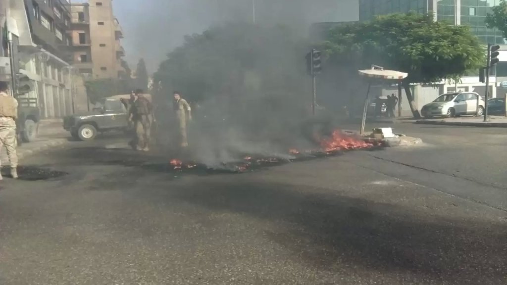 الجيش يعمل على إعادة فتح تقاطع إيليا بعدما أقفلها شبان احتجاجا على سعر صرف الدولار والذي تجاوز الـ8 الاف ليرة