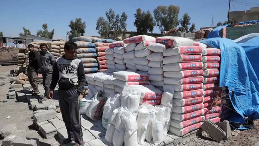 بالصورة/ شركة تعرض دفع رواتب الموظفين "اسمنت" بدلاً من النقود في العراق بسبب الأزمة المالية!