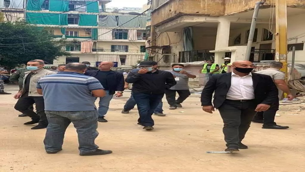 بالصورة/ الحريري يتفقد في هذه الأثناء مكان الانفجار الذي وقع في مبنى في طريق الجديدة