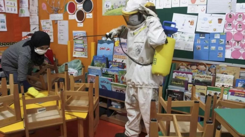 كورونا وصل إلى إحدى المدارس اللبنانية في الجميزة...تلميذ مصاب حضر يوما واحدا إلى المدرسةَ وبعدما خضع لفحص الـ PCR وأتت نتيجته إيجابية غاب عن صفوفه