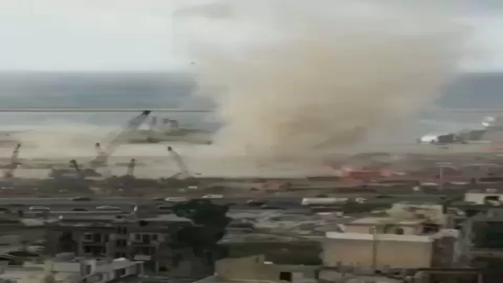 فيديو متداول.. الزوبعة أو التنين الذي ضرب مرفأ بيروت 