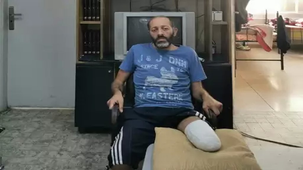 عن عبد المتطوع الذي أصيب وبترت ساقه عندما هرع إلى مركز الدفاع المدني في الباشورة قبيل إنفجار المرفأ بلحظات للمساعدة...صار يتسوّل كرسيّاً متحرّكاً ولقمة عيش!