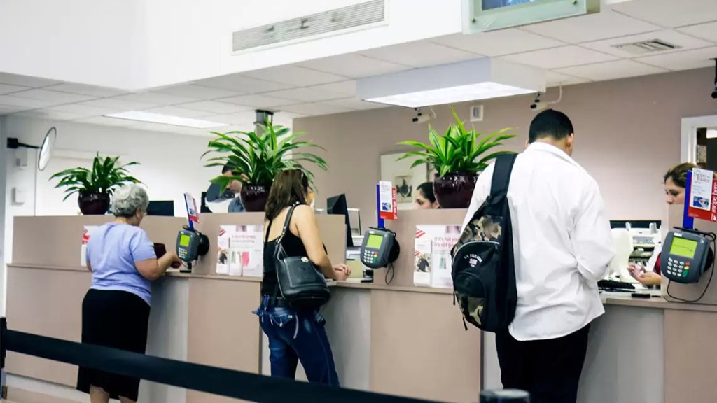 مصرف كبير سرّح 400 موظف.. وبنوك ستقفل أبوابها