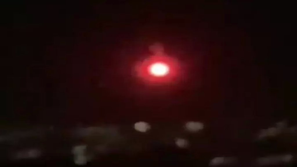 رئيس بلدية التليل يوضح حقيقة "الشهب الناري" الذي ضرب البلدة : تبين أنه أحد قناديل الاحتفالات ونظراً لسرعة انتقاله فقد ظنه الناس شهباً