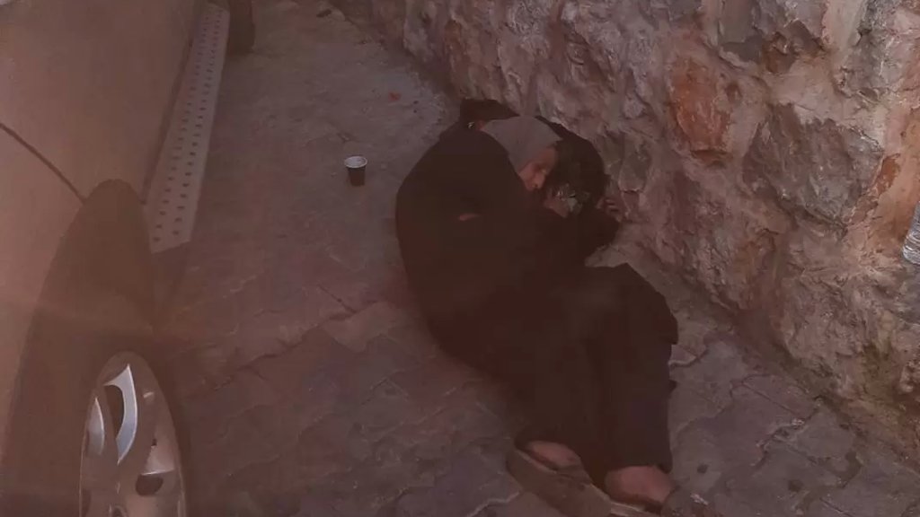 بعد صورة السيدة المسنة التي تفترش الأرض في الضاحية الجنوبية... السيد أيمن الموسوي يكشف: أحدُ النبلاء تبرع بمبلغٍ يُغَطِّي أجرةَ بيتٍ لمدة سنة وسيستفيد مَنه آخرون