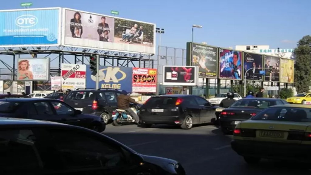 في هذا الطقس العاصف احذروا اللوحات الإعلانية على الأسطح.. أغلبها تالفة وتفتقد للصيانة وزادت خطورتها بعد كارثة المرفأ في بيروت