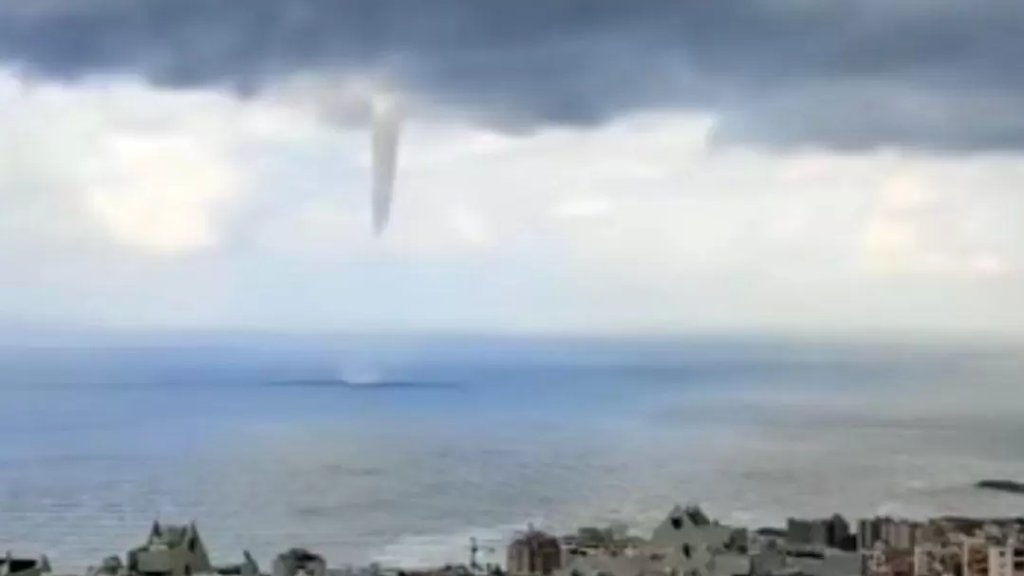 بالفيديو/ "شاروق هوائي بحري" في عرض البحر مُقابل منطقة خلدة