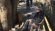 "حبيب الفقيه" إبن الـ68 عاماً يبيع الكتب على رصيف رأس العين منذ 23 عاماً ولن يستسلم..."الله يريح الناس من الحكام، بدل أن يهتمّوا بنشر الثقافة ومساعدة الناس نهبوهم"