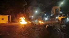 بالصور/ شبان قطعوا الطريق بالإطارات المشتعلة أمام السرايا الحكومية في الهرمل احتجاجا على رفع الدعم