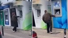 بالفيديو/ حمل مطرقة وحطم أجهزة الصراف الآلي في الشارع.. هكذا احتج تركي على الوضع الإقتصادي وعجزه عن تسديد الديون!