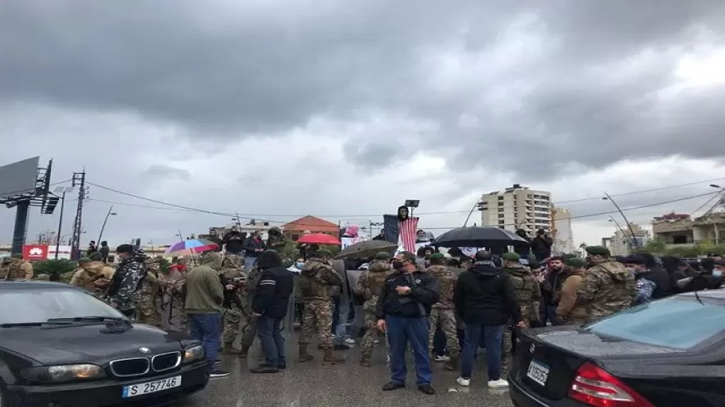 إعتصام أمام مبنى بلدية صيدا إحتجاجاً على زيارة السفيرة الاميركية دورثي شيا وسط هتافات منددة بالزيارة 