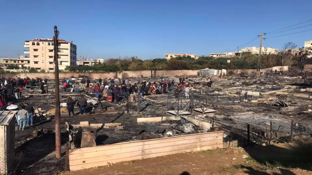 حادثة مؤلمة...ناشط ينشر: "في رجال كان عم يبكي لأنو كان صرلو 8 سنين عم يشتغل بقساوة كل ظروف العمل للعمال السوريين، وكان جمّع 25 مليون ليرة تحويشة عمرو واحترقوا بحريق المخيم"