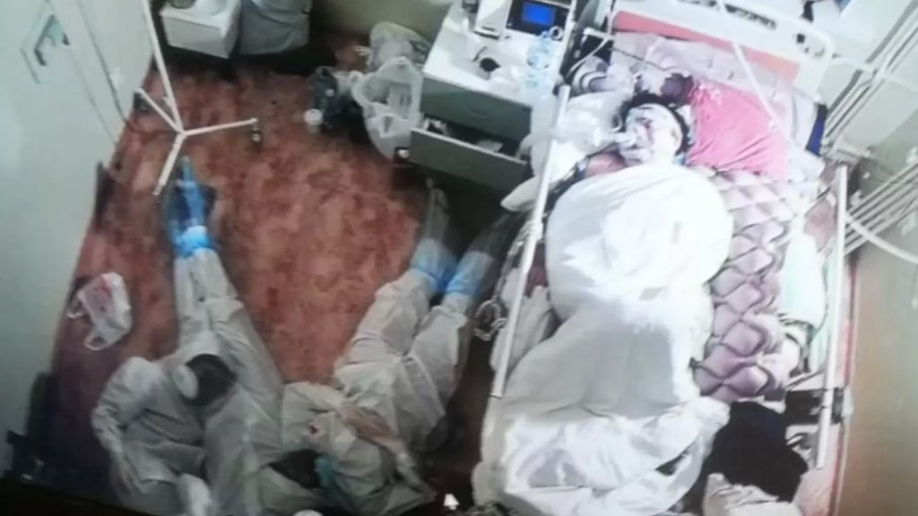 في مشهد إنساني... ثلاثة أطباء ينامون على الأرض للبقاء بجانب مصاب بـ كورونا في روسيا بعدما ازدادت خطورة حالته
