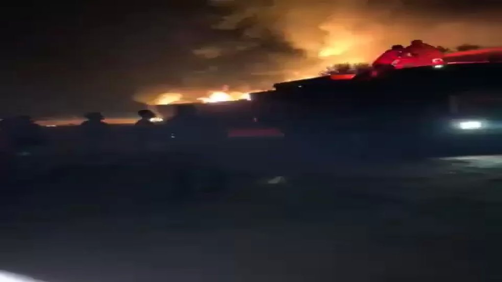 بالفيديو/   الدفاع المدني يعمل على إخماد الحريق في مستودع الغاز في بلدة القصر الحدودي