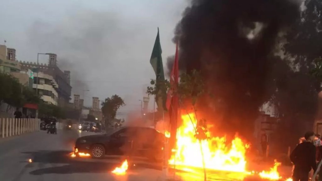 بالفيديو/ سائق تاكسي مريض بالكلى أضرم النار بسيارته على طريق المطار بسبب تردي الأوضاع الاقتصادية