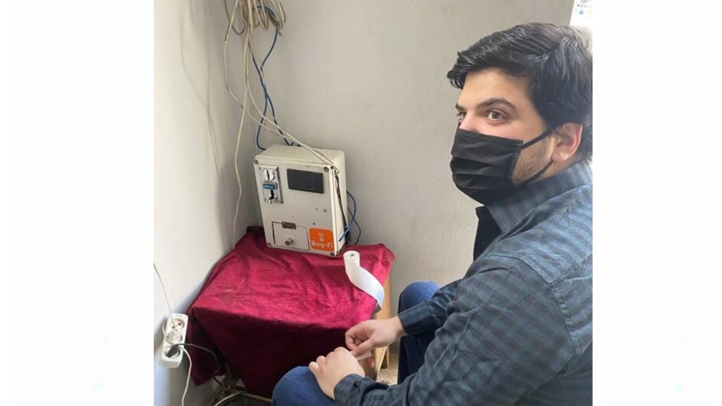 طريقة لمشاركة الـ WIFI مع الجيران...المهندس العكاري مرعب حسن بك ينال براءة اختراع لآلة توزع الانترنت بواسطة قطع معدنية توضع فيها ويحصل أي زبون على كمية محددة من الانترنت بـ 500 ليرة