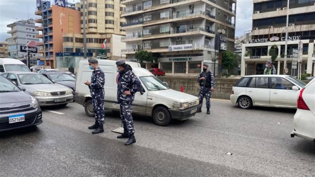 بالصّور/ حاجز لـ قوى الأمن على الطريق البحرية في جلّ الديب لضبط مخالفات قرار الإقفال العام في يومه الأوّل