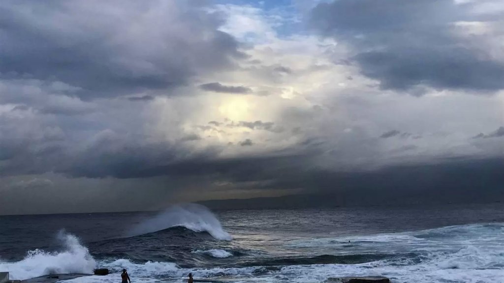 بعد الهدنة الجوية...أمطار غزيرة مترافقة مع عواصف رعدية وتحذير من إنجراف التربة وتطاير اللوحات الإعلانية وإرتفاع موج البحر