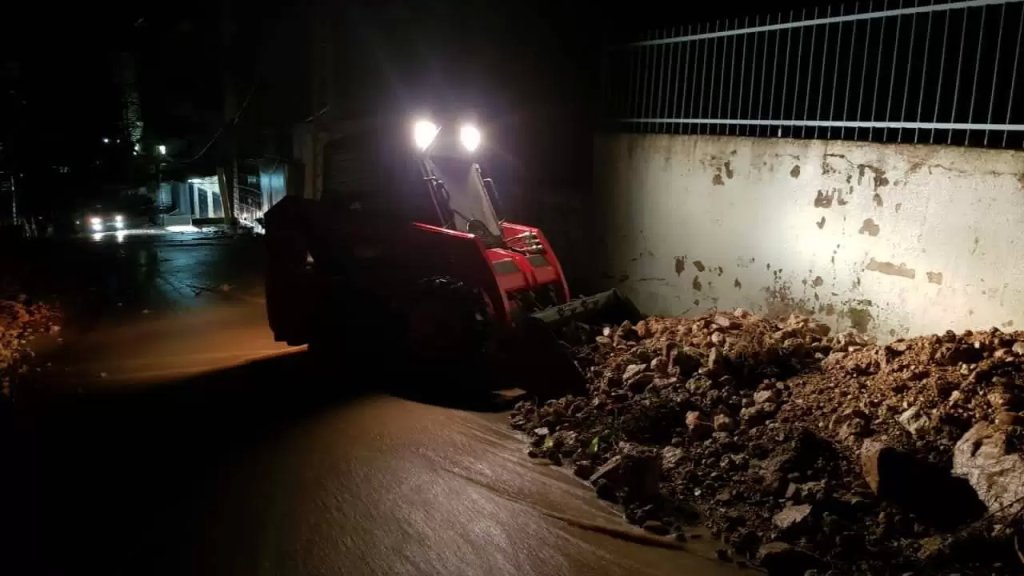 إنهيار جدار في سير الضنية بسبب السيول وقطع جزئي للطريق