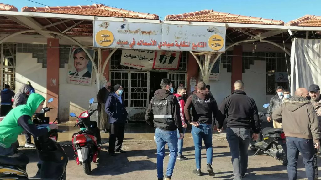 بالصور/ أمن الدولة: فضّ التجمعات واقفال سوق السمك في صيدا لمخالفته وزائريه لقرار التعبئة