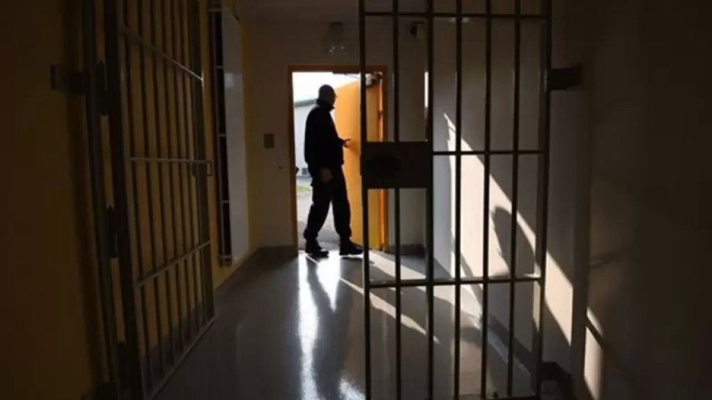 عناصر قوى الأمن الداخلي تمكنت من توقيف أحد السجناء الفارين من نظارة مخفر القاع في أحد المزارع في مشاريع القاع