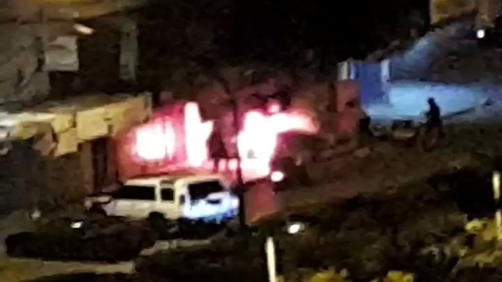 بالفيديو/ محتجون في طرابلس يضرمون النار عند مدخل مخفر التل 